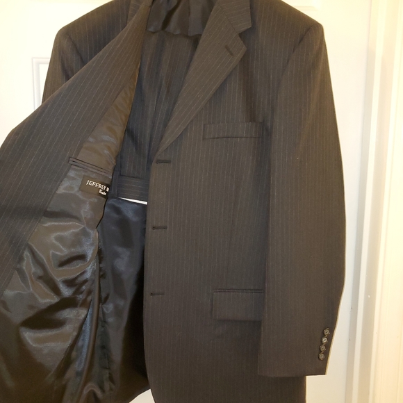 Suit - Picture 3 of 4
